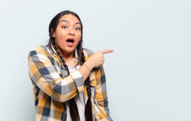 İzole edilmiş duvarlara karşı fotokopi alanı olan genç, güzel İspanyol kadın.