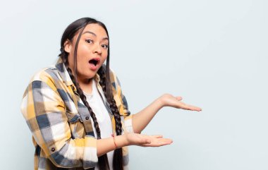 İzole edilmiş duvarlara karşı fotokopi alanı olan genç, güzel İspanyol kadın.