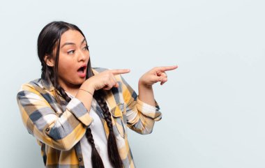 İzole edilmiş duvarlara karşı fotokopi alanı olan genç, güzel İspanyol kadın.