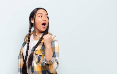 İzole edilmiş duvarlara karşı fotokopi alanı olan genç, güzel İspanyol kadın.