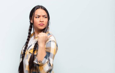 İzole edilmiş duvarlara karşı fotokopi alanı olan genç, güzel İspanyol kadın.