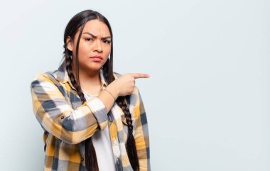 İzole edilmiş duvarlara karşı fotokopi alanı olan genç, güzel İspanyol kadın.