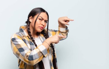 İzole edilmiş duvarlara karşı fotokopi alanı olan genç, güzel İspanyol kadın.