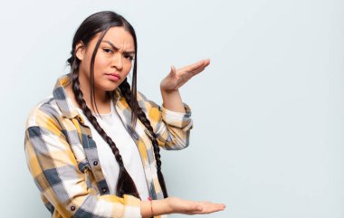 İzole edilmiş duvarlara karşı fotokopi alanı olan genç, güzel İspanyol kadın.