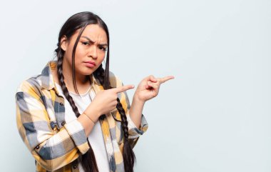 İzole edilmiş duvarlara karşı fotokopi alanı olan genç, güzel İspanyol kadın.