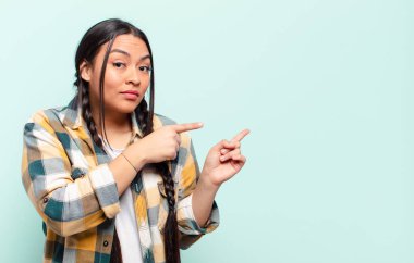 İzole edilmiş duvarlara karşı fotokopi alanı olan genç, güzel İspanyol kadın.