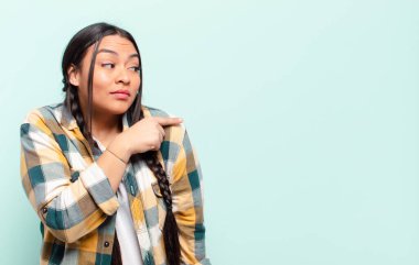 İzole edilmiş duvarlara karşı fotokopi alanı olan genç, güzel İspanyol kadın.