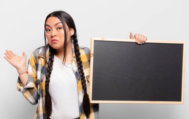 İspanyol kadın şaşkın ve kafası karışık, şüpheci, farklı seçenekleri tartıyor ya da komik bir ifadeyle seçiyor.