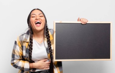 İspanyol kadın komik bir şakaya yüksek sesle gülüyor, mutlu ve neşeli hissediyor, eğleniyor.