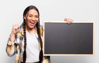 İspanyol kadın şoke olmuş, heyecanlı ve mutlu, gülüyor ve başarıyı kutluyor.!