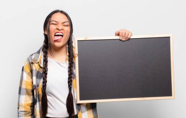 Neşeli, kaygısız, asi tavırlı, şakacı, dilsiz, eğlenen İspanyol kadın.