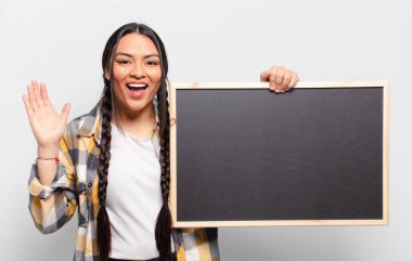 İspanyol kadın mutlu, heyecanlı, şaşırmış ya da şok olmuş hissediyor, gülümsüyor ve hayrete düşüyor.