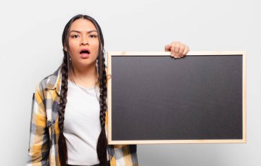 İspanyol kadın çok şaşırmış ya da şaşkın bakıyor, ağzı açık bir şekilde 