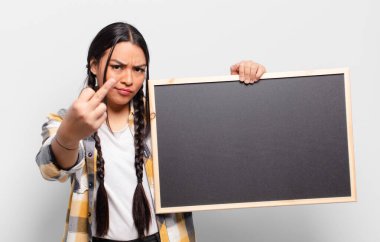 İspanyol kadın kızgın, sinirli, asi ve agresif hissediyor, orta parmağını sallıyor, karşı koyuyor.