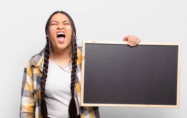 İspanyol kadın agresif bir şekilde bağırıyor, çok kızgın, hayal kırıklığına uğramış, öfkeli ya da sinirli görünüyor, hayır diyor.