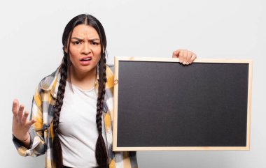 İspanyol kadın sinirli, sinirli ve hayal kırıklığına uğramış görünüyor. Senin neyin var? 