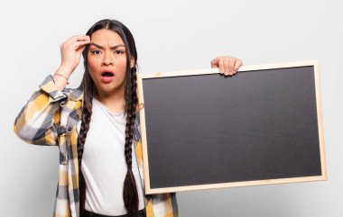 İspanyol kadın şaşırmış, ağzı açık, şok olmuş, yeni bir düşünce, fikir ya da konsept keşfediyor.