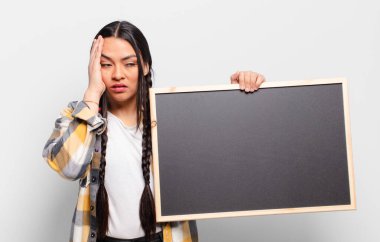 İspanyol kadın yorgun, sıkıcı ve can sıkıcı bir işten sonra sıkılmış, hayal kırıklığına uğramış ve uykulu hissediyor.