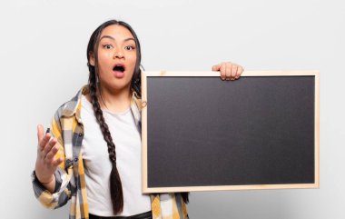 İspanyol kadın aşırı derecede şok olmuş ve şaşırmış, endişeli ve panik içinde, stresli ve dehşete düşmüş bir bakışla