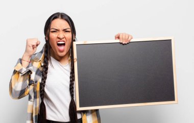 Öfkeli bir ifadeyle saldırganca bağıran İspanyol kadın mı yoksa başarıyı kutlayan yumruklarla mı?