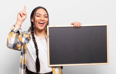 İspanyol kadın bir fikri fark ettikten sonra mutlu ve heyecanlı bir dahi gibi hissediyor, neşeli bir şekilde parmağını kaldırıyor, eureka!