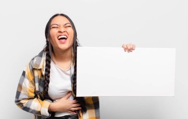 İspanyol kadın komik bir şakaya yüksek sesle gülüyor, mutlu ve neşeli hissediyor, eğleniyor.