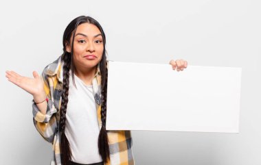 İspanyol kadın şaşkın ve kafası karışık, şüpheci, farklı seçenekleri tartıyor ya da komik bir ifadeyle seçiyor.