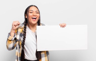 İspanyol kadın şoke olmuş, heyecanlı ve mutlu, gülüyor ve başarıyı kutluyor.!