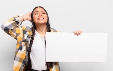 İspanyol kadın kendini stresli, endişeli, endişeli ya da korkmuş hissediyor. Elleri başının üstünde, hatayla panikliyor.