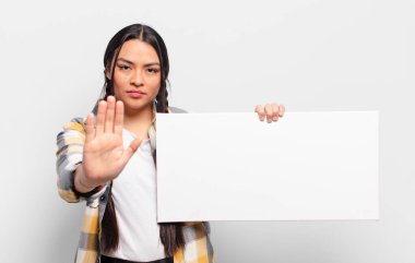 İspanyol kadın ciddi, sert, hoşnutsuz ve kızgın görünüyor. Avuç içinin açık olması jesti durduruyor.