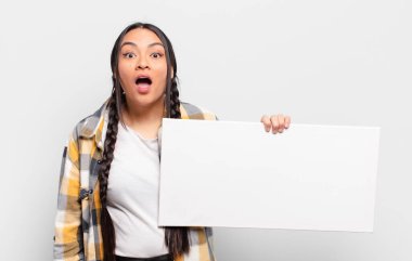 İspanyol kadın çok şaşırmış ya da şaşkın bakıyor, ağzı açık bir şekilde 