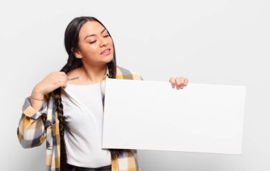 İspanyol kadın kendini stresli, endişeli, yorgun ve hayal kırıklığına uğramış hissediyor.