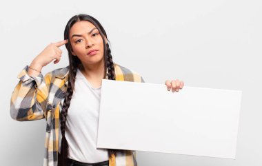 İspanyol kadın şaşkın ve şaşkın hissediyor. Deli, deli ya da aklını kaçırmış olduğunu gösteriyor.