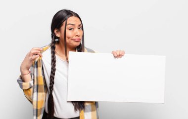 İspanyol kadın kibirli, başarılı, pozitif ve gururlu görünüyor.