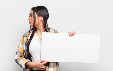 İspanyol kadın profil görünümünde ileriyi kopyalamaya çalışıyor, düşünüyor, hayal ediyor ya da hayal kuruyor.