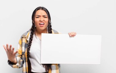 İspanyol kadın sinirli, sinirli ve hayal kırıklığına uğramış görünüyor. Senin neyin var? 