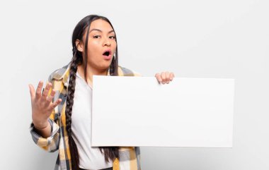 İspanyol kadın ağzı açık ve şaşırmış, şok olmuş ve hayrete düşmüş inanılmaz bir sürprizle