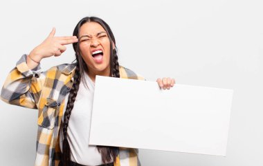 İspanyol kadın mutsuz ve stresli görünüyor, intihar jesti elle silah işareti yapıyor, kafasını işaret ediyor.