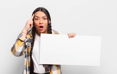 İspanyol kadın şaşırmış, ağzı açık, şok olmuş, yeni bir düşünce, fikir ya da konsept keşfediyor.