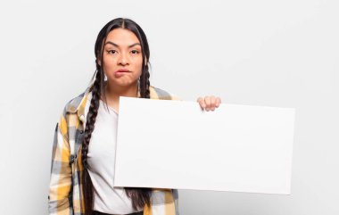 İspanyol kadın şaşkın ve şaşkın görünüyor. Sinirli bir hareketle dudağını ısırıyor. Sorunun cevabını bilmiyor.