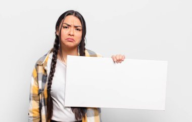 Hispanik kadın üzgün ve mızmızlanıyor, mutsuz bir bakışla, negatif ve hayal kırıklığına uğramış bir tavırla ağlıyor.