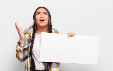 İspanyol kadın umutsuz ve sinirli görünüyor, stresli, mutsuz ve sinirli, bağırıyor ve çığlık atıyor.