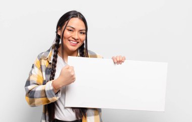 İspanyol kadın mutlu, pozitif ve başarılı hissediyor, meydan okumayla karşılaştığında motive oluyor ya da iyi sonuçları kutluyor.