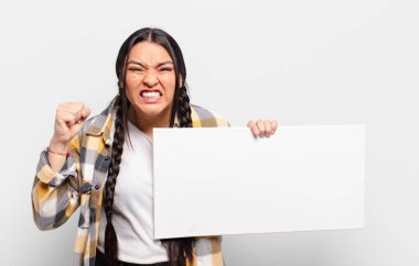 Öfkeli bir ifadeyle saldırganca bağıran İspanyol kadın mı yoksa başarıyı kutlayan yumruklarla mı?