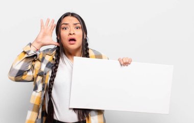 İspanyol kadın ellerini havaya kaldırıp bağırıyor. Öfkeli, sinirli, stresli ve üzgün.