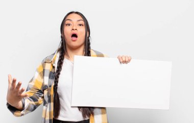 İspanyol kadın aşırı derecede şok olmuş ve şaşırmış, endişeli ve panik içinde, stresli ve dehşete düşmüş bir bakışla