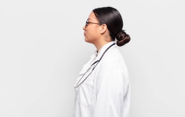 İspanyol kadın profil görünümünde ileriyi kopyalamaya çalışıyor, düşünüyor, hayal ediyor ya da hayal kuruyor.