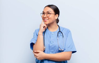 İspanyol kadın mutlu bir şekilde gülümsüyor ve hayal kuruyor ya da şüphe ediyor.