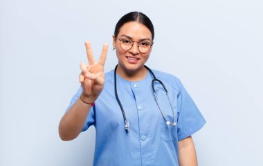 İspanyol kadın gülümsüyor ve mutlu görünüyor, kaygısız ve pozitif, zafer ya da barış simgesi.