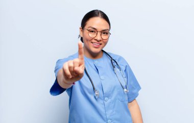 İspanyol kadın gururla gülümsüyor ve gururla bir numaralı pozunu veriyor, kendini lider gibi hissediyor.